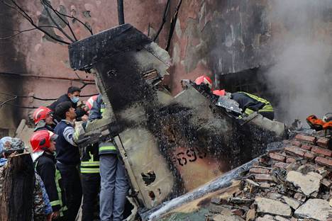 Pelastustyöntekijät raivasivat maahan pudonneen hävittäjän aiheuttamia tuhoja Iranin Tabrizissa maanantaina.
