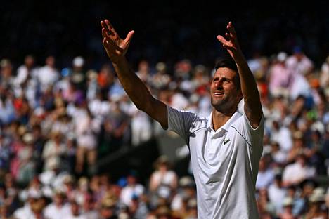 Novak Djokovic juhli sunnuntaina Wimbledon-voittoa.