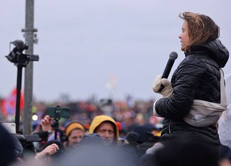 Ilmastoaktivisti Greta Thunberg puhui mielenosoituksessa Lützerathissa lauantaina.