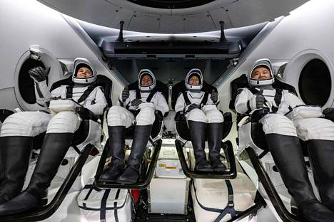 Anna Kikina (vas.) Josh Cassada, Nicole Mann ja Koichi Wakata kuvattuna laskeutumisensa jälkeen 12. maaliskuuta 2023.