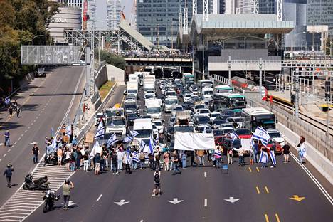 Mielenosoittajat pysäyttivät liikenteen Tel Avivissa keskiviikkona protestoidessaan pääministeri Benjamin Netanjahun hallituksen toimia vastaan.