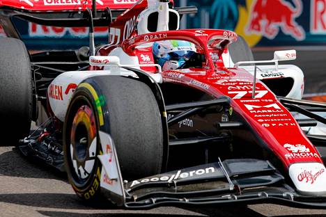 Valtteri Bottas kisaa Miamin F1-osakilpailussa.