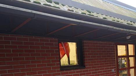 HS Espoo | Kameroiden katveessa hiipivät ikkunansärkijät piinaavat espoolaista asuinaluetta – Päiväkodin ja koulun ikkunoita rikottu toistuvasti
