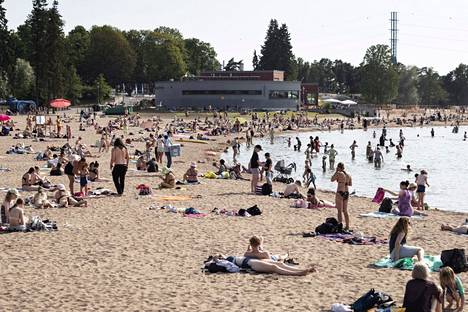 Ihmiset viettävät hellepäivää Hietaniemen uimarannalla Helsingissä 27. kesäkuuta 2022.