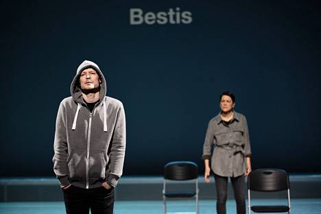 Ville Rusanen ja Mari Palo tekevät useita rooleja teiniparin tuhosta kertovassa Denis & Katya -oopperassa. Kun Rusanen laittaa hupun päähänsä, hän on teiniparin bestis. 