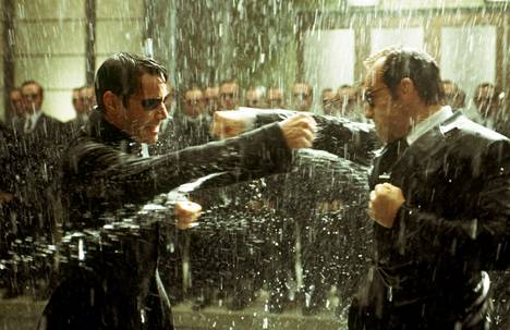 Kaksi toisilleen vastakkaista voimaa Neo (Keanu Reeves) ja agentti Smith (Hugo Weaving) ottavat yhteen Matrix-trilogian loppuhuipennuksessa elokuvassa The Matrix Revolutions (2003).