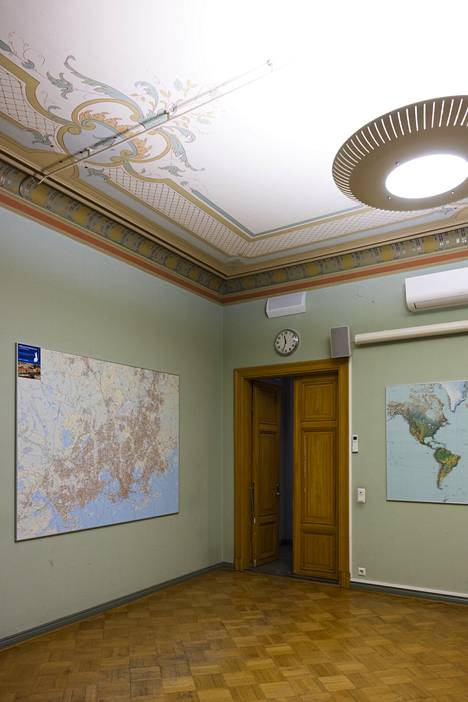 Vastavakoilun entisen kokoushuoneen seinillä on yhä karttoja.
