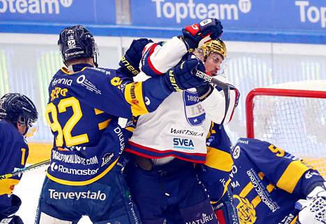 Helsingin IFK:n kultakypärä Eetu Koivistoinen maistoi Lukon Sebastian Revon poikittaista mailaa lauantaina Raumalla. IFK pääsi rikkeen ansiosta kahden miehen ylivoimalle, mutta ei onnistunut maalinteossa.