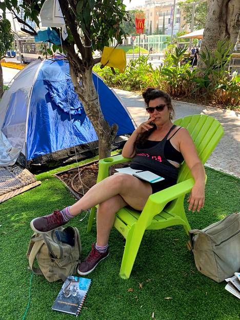 Opettaja Doria Eliyo protestoi korkeita vuokria pystyttämällä teltan Tel Avivin keskustaan viime viikolla.