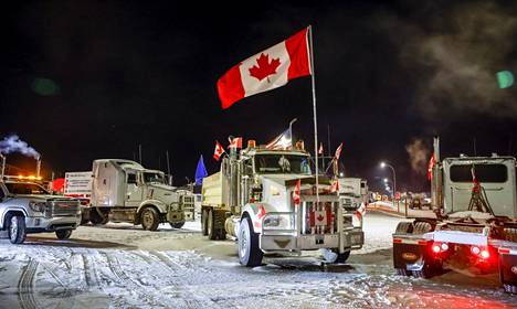Convoy-protesteihin osallistuneet rekka-autot tukkivat Kanadasta Yhdysvaltoihin johtavaa rajanylityspaikkaa Albertassa sijaitsevassa Couttsissa helmikuun alussa.
