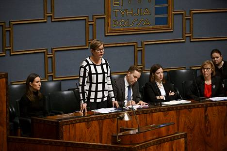 Sisäministeri Krista Mikkonen (vihr) puhui eduskunnan täysistunnossa maanantaina.