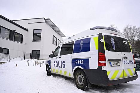Poliisiauto Vesalan peruskoulun edustalla.