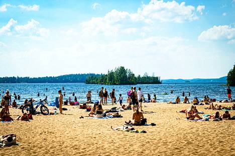 Lauantaina lämpötilat ovat laajalti 18–23 astetta. Kuvassa rantaelämän viettäjiä Tampereella kesäkuussa 2021.