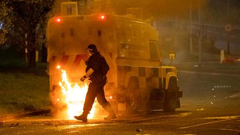 Britannia | Unionistit polttivat autoja ja heittelivät poltto­pulloilla poliiseja Pohjois-Irlannissa