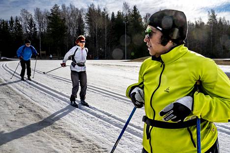 Espoolainen Mirja Kosonen hiihti tiistaina mahdollisesti kauden viimeiset hiihdot. Hänestä Oittaan latujen kunnossapitotiimi tekee ihailtavaa työtä.