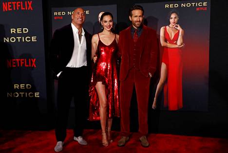 Red Noticen näyttelijät Dwayne Johnson (vas.), Gal Gadot ja Ryan Reynolds elokuvan ensi-illassa.
