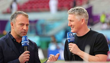Saksan päävalmentaja Hansi Flick (vas.) oli saksalaisen ARD-kanavan haastattelussa ennen Japani-ottelua keskiviikkona. ARD:n asiantuntijana on Bastian Schweinsteiger.