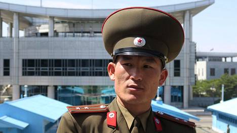 Pohjoiskorealainen everstiluutnantti Hyong Myong-jin työskentelee Pohjois-Korean ja Etelä-Korean rajalla JSA-alueella. Se on ainoa paikka, jossa Koreoiden sotilaat seisovat silmätysten.