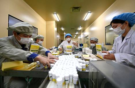 Työntekijät pakkasivat koronaviruslääkkeitä Tianjinissa jouluaattona.