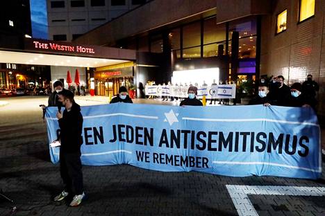 Muusikko Gil Ofarimin tapaus laukaisi myös antisemitismin vastaisen mielenosoituksen leipzigilaishotellin edustalla viime lokakuussa.