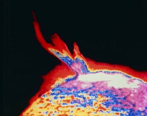 Ultraviolettikuva jättimäisestä auringonpurkauksesta vuodelta 1973. Purkauksessa vapautuu uv-säteilyä.