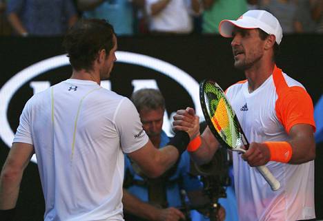 Andy Murray (vasemmalla) joutui tunnustamaan saksalaisen Mischa Zverevin paremmakseen Australian avointen neljännellä kierroksella.