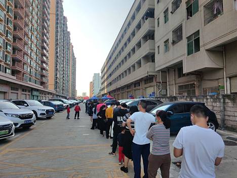 Ihmiset jonottivat koronatestiin Kiinan Shenzhenissä sunnuntaina.