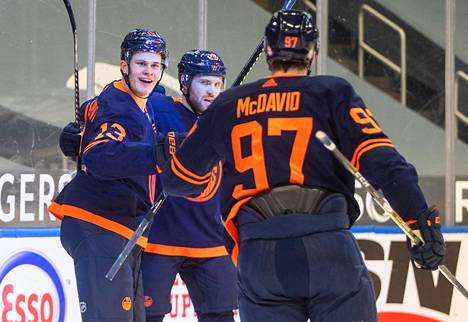 Jesse Puljujärvi (vas.) pääsi pelaamaan alkukaudesta Edmonton Oilersin superketjussa Leon Draisaitlin ja Connor McDavidin kanssa.