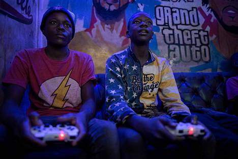 Nuoret miehet uppoutuivat videopeliin Afrikan suurimassa slummissa Nairobin Kiberassa tammikuussa.