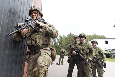 Naton toimintakulttuuri on suomalaissotilaille tuttua monista yhteisistä harjoituksista ja kriisinhallinta­operaatioista. Kuvassa yhdysvaltalainen kevyt jalkaväkikomppania harjoittelee yhdessä Kaartin jääkärirykmentin valmiusyksikön kanssa Helsingissä kesäkuussa 2022. 