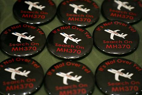 Pinssejä lennon MH370 kuudennen katoamispäivän muistotapahtumassa Malesiassa maaliskuussa 2020.