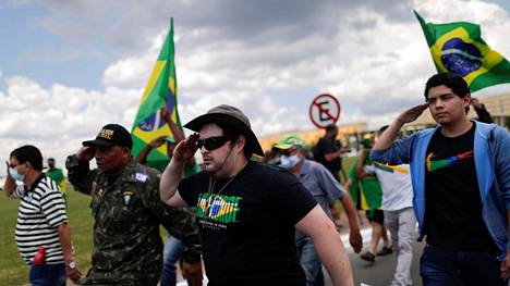 Brasilia | Brasilian poliittinen myllerrys syvenee: Bolsonaro yrittää saada korona­kriisissä menetetyn kannatuksen takaisin, oppositio syyttää presidenttiä vallankaappaus­suunnitelmista