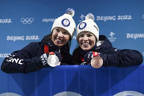 Kerttu Niskanen (left) and Krista Pärmäkoski brought silver and bronze from Finland's 10-kilometer women's skiing to the Beijing Games.