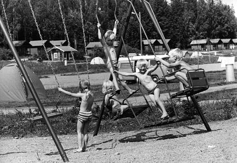 Helsingin leirintäalueilla on nykyään jo suomalaisiakin turisteja yhtä paljon kuin ulkomaalaisia. Rastilassa on majoitustilaa ja lapsillekin omat leikkikentät.