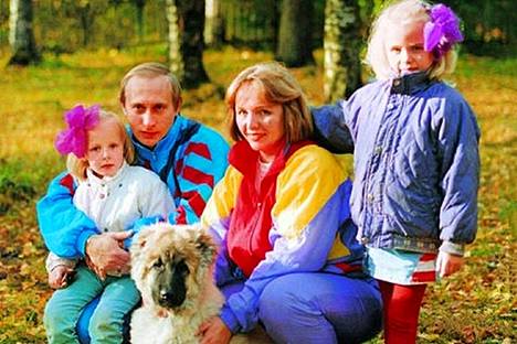 Vladimir Putin ja hänen vaimo Ljudmila Putina lapsineen 1990-luvulla.