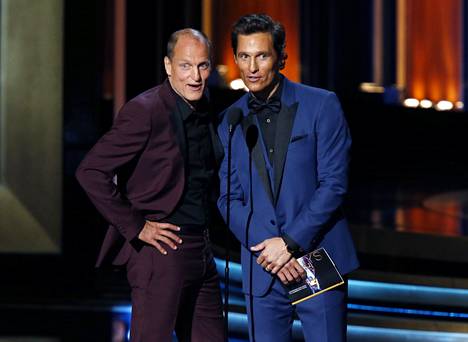 Woody Harrelson (vas.) ja Matthew McConaughey näyttelivät ensimmäisen kerran yhdessä vuonna 1999 julkaistussa elokuvassa EDtv. Näyttelijät kuvattuina Emmy-gaalassa Los Angelesissa vuonna 2014. 