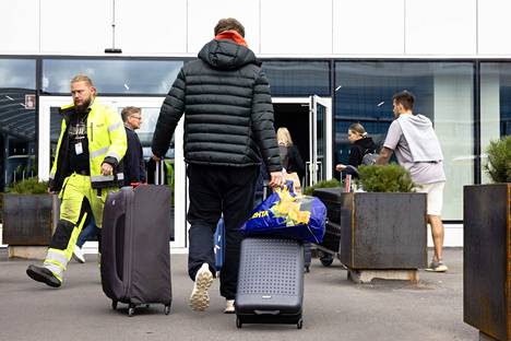 Moskovalainen Alex käveli bussilta Helsinki-Vantaan terminaaliin. Hän oli matkalla Espanjaan sisarensa luo.