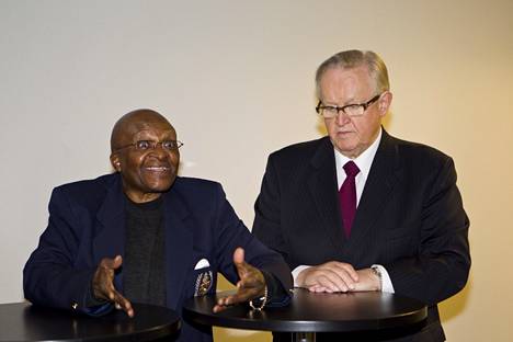 Desmond Tutu vieraili Suomessa myös vuonna 2011. Hän osallistui Ihmisarvon päivä -tapahtumaan yhdessä presidentti Martti Ahtisaaren kanssa.