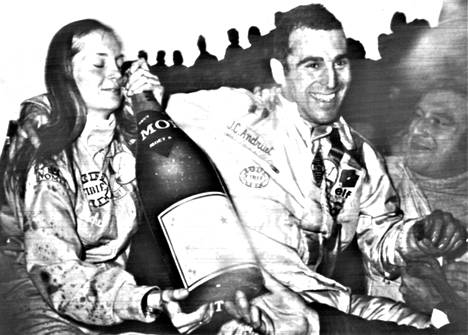 Jean-Claude Andruet (oik.) ja Michele Petit juhlahumussa jättimäisen samppanjapullon kera.