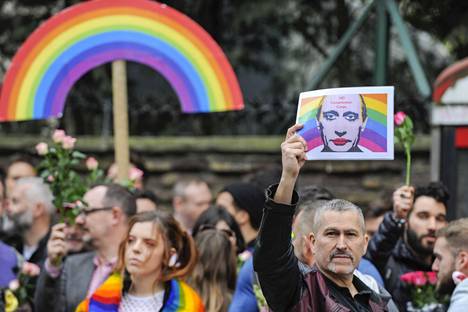 Venäjän kritisoitu ”homopropagandalaki” on koskenut toistaiseksi vain alaikäisiä. Kuvassa ihmisiä vuonna 2017 Lontoossa protestoimassa seksuaalivähemmistöjen kohtelua Venäjään kuuluvassa Tšetšeniassa.