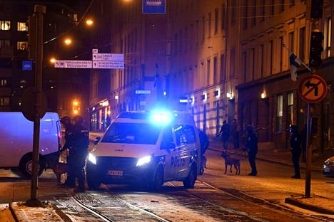 Poliisi purki eristyksiä itsenäisyyspäivän Helsinki ilman natseja -kulkueen marssin jälkeen maanantaina. 