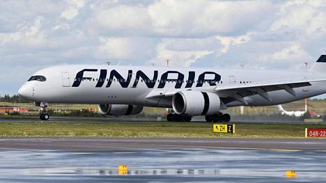 Finnairin lentokone Helsinki-Vantaan lentokentällä elokuussa.