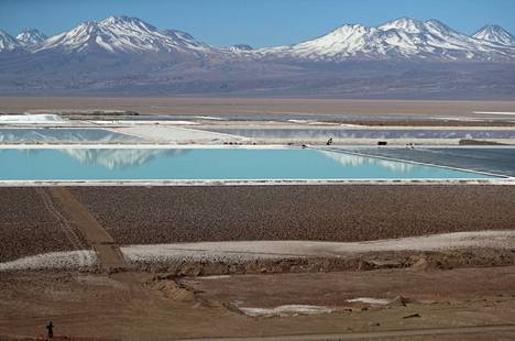 Maailman suurimpiin litiumintuottajiin kuuluvan Albemarlen kaivoksen suolavesialtaita Atacaman aavikolla Chilessä elokuussa 2018.