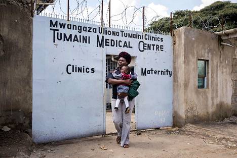 Suomen apua suunnataan muun muassa Keniaan. Äiti lapsineen kuvattiin kesällä 2014 Nairobissa sijaitsevan äitiysklinikan edustalla.