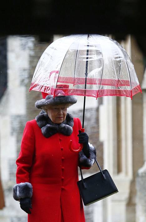 Kuningatar lähdössä kirkosta vuoden 2015 joulupäivänä. Elisabetin sateenvarjo oman samanvärinen kuin hänen villakangastakkinsa. 