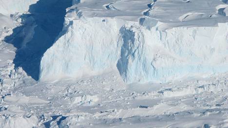 Thwaitesin jäähyllyn reuna vuonna 2014. Sittemmin hyllyyn on ilmestynyt vakavia halkeamia.