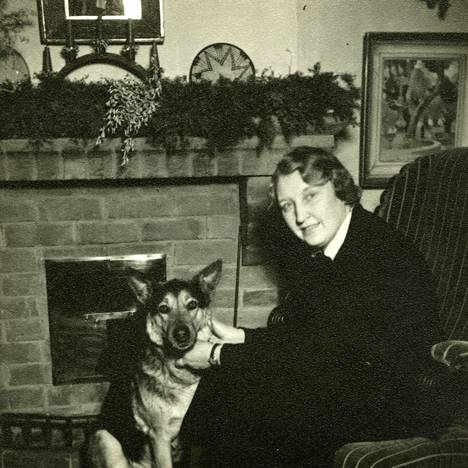 Martta Wendelin ja Flori-koira Suopellossa Tuusulassa 1930- ja 1940-luvun vaihteessa.