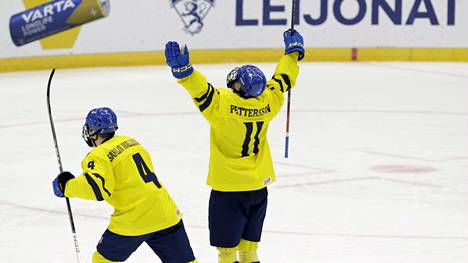 Leo Sahlin Wallenius (vas.) ja Lucas Pettersson juhlivat Ruotsin toista maalia. 