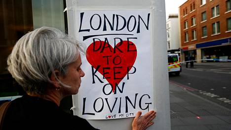 Lontoossa on levitetty julisteita, jotka levittävät sanomaa terrorismia vastaan.