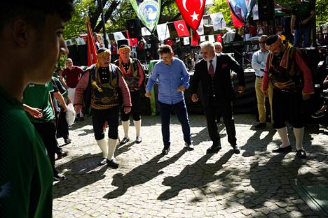 Kuğulu-puistossa juhlittiin sunnuntaina jalkapallojoukkuetta yhteistanssilla.